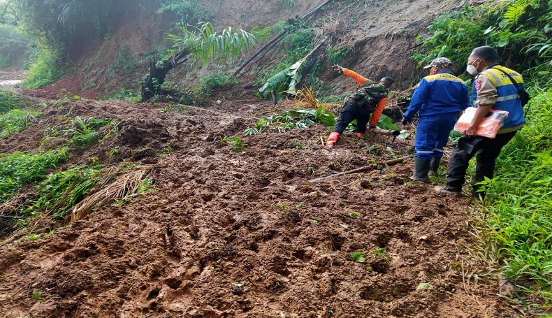 Longsor Susulan Terjang WIlayah Rongga, Akses Penghubung KBB-Cianjur Tertutup Tanah