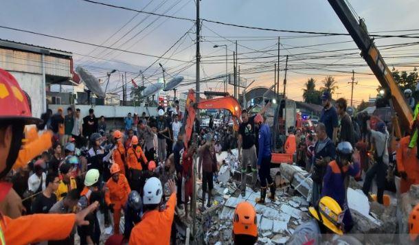 Minimarket di Banjar Ambruk Telan Korban Jiwa, 1 Tewas Belasan Masih Tertimbun