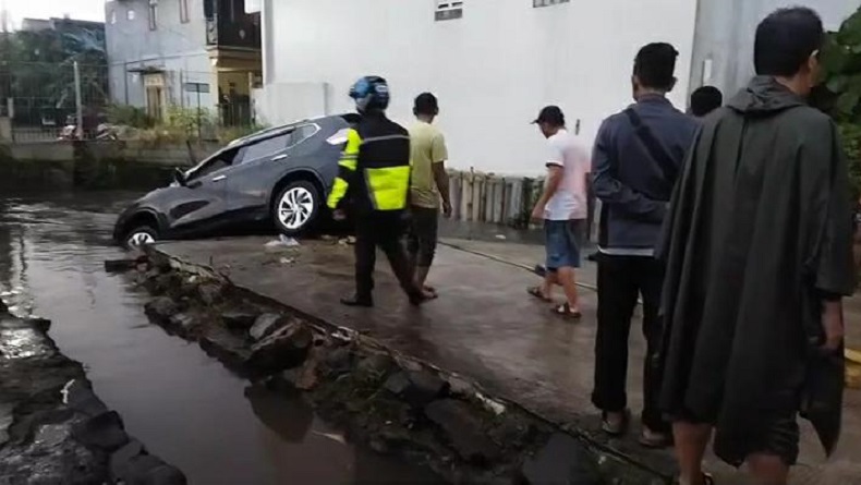 Dramatis, Driver Ojol Selamatkan Pengemudi Mobil yang Jatuh ke Sungai saat Hujan Deras