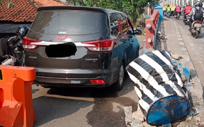 Mobil Tabrak Tong Pembatas Jalan di Neglasari Tangerang, Petugas Dishub Terluka
