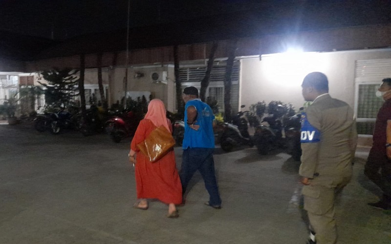Pasangan Paruh Bayah Digerebek saat Berduaan di Kontrakan, Diduga Mesum