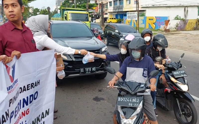 Peduli Masyarakat, Perindo Palembang Bagikan Ratusan Takjil