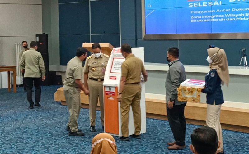 Anies Terima Mesin Anjungan Dukcapil Mandiri, Urus 12 Dokumen Kependudukan Ini Cukup 15 Menit