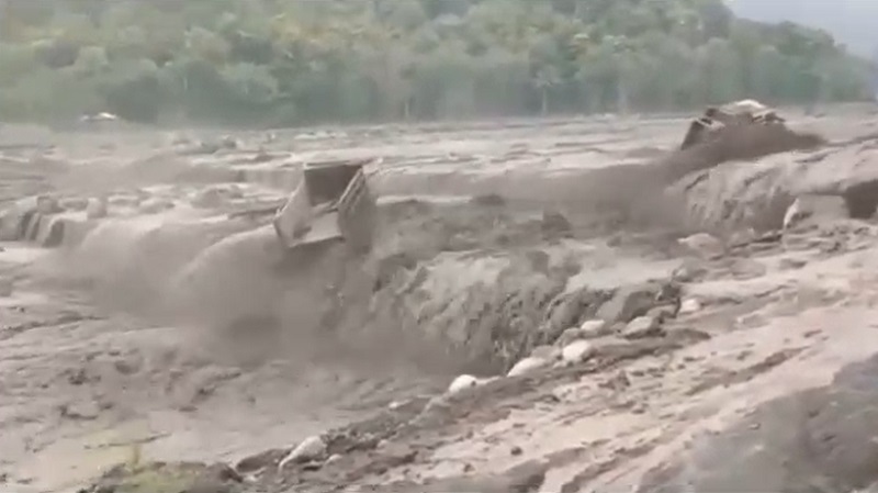 Detik-Detik 2 Truk Tambang Terseret Banjir Lahar Dingin Gunung Semeru