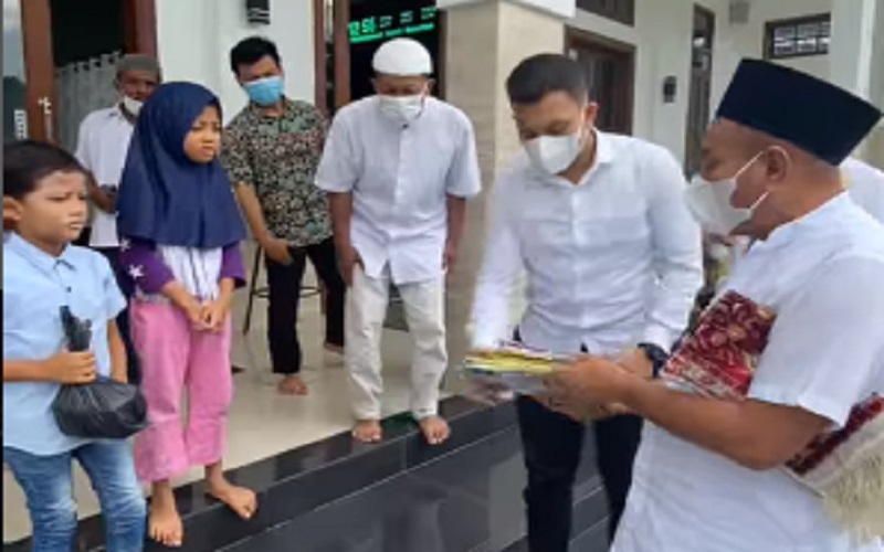 Terharu Lihat Anak Yatim Jualan Buku di Masjid, Edy Rahmayadi Langsung Borong