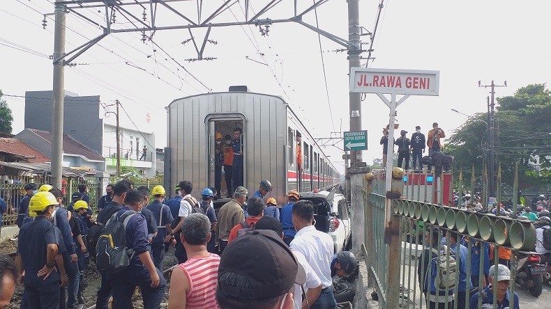 Penampakan KRL Tabrak Mobil di Stasiun Citayam, hanya Satu Rel Bisa Dilalui