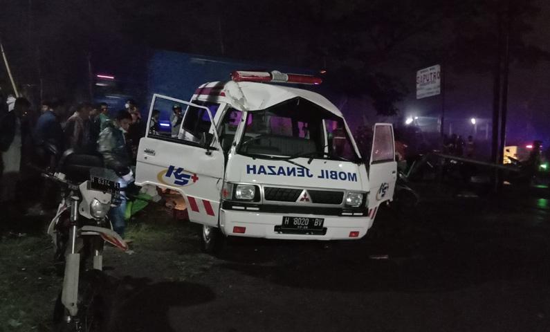 Tergelincir, Mobil Ambulans Bawa Jenazah Hantam Tiang Listrik di JLS Salatiga