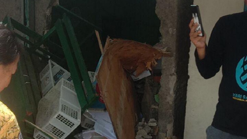 Motor Tukang Sayur Tabrak Rumah Warga di Tangerang, Dinding Sampai Jebol