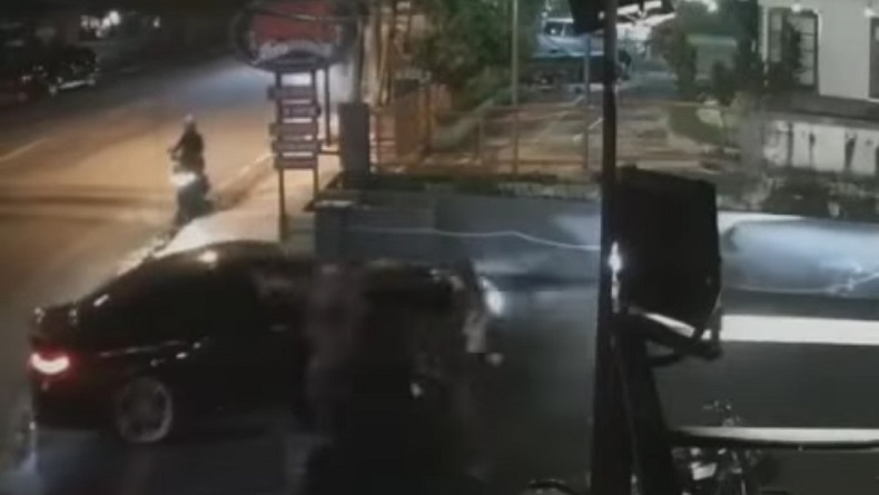 Viral Sedan Hitam Ugal-ugalan Tabrak Pejalan Kaki di Wastukancana Bandung