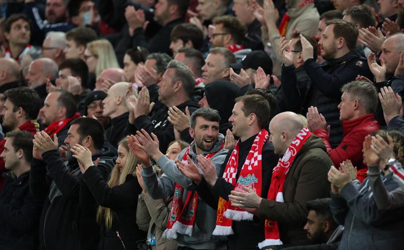 Merinding! Suporter Liverpool dan Man United Beri Dukungan untuk Ronaldo