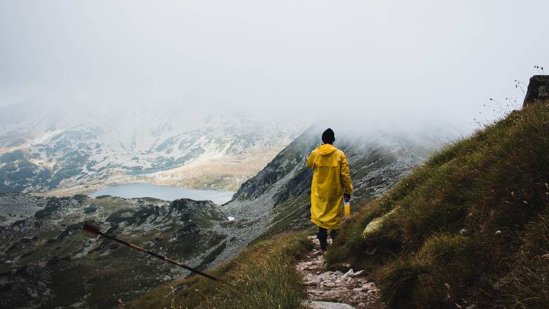16 Tips Mendaki Gunung saat Musim Hujan yang Wajib Kamu Perhatikan