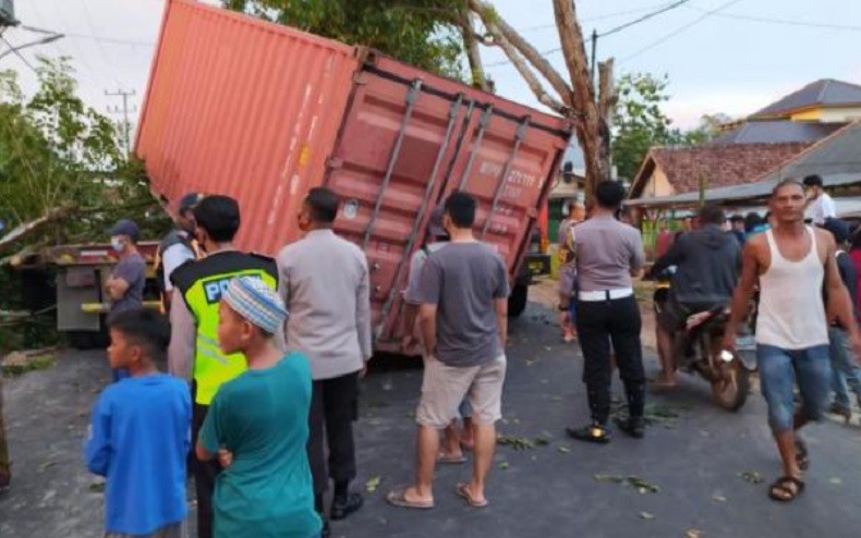 Truk Tronton Terguling di Tikung Maut Toboali, 1 Mobil Tertimpa Kontainer