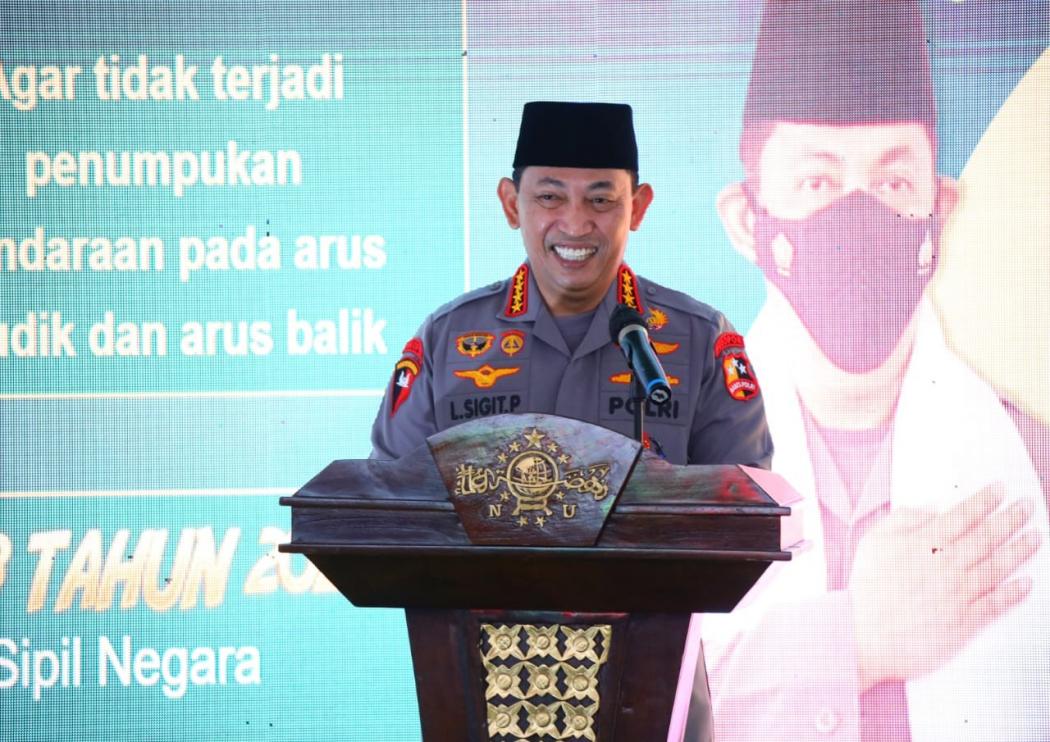 Tinjau Pelaksanaan 1 Juta Vaksinasi Booster Covid-19, Kapolri Ingatkan Disiplin Prokes saat Mudik