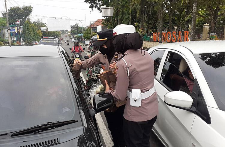 Peringati Hari Kartini, Polwan Gunungkidul Bagikan Sembako hingga Bedah Rumah