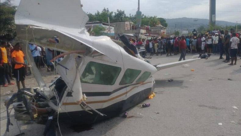 Pesawat Jatuh di Jalan Padat, Puing-Puing dan Mayat Korban Berserakan