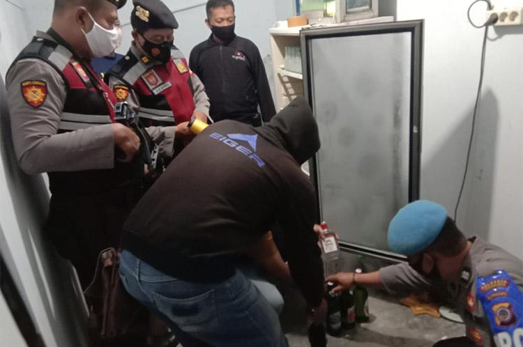 Razia Pekat di Kawasan Pasar Kembang, Polsek Gedongtengen Amankan Puluhan Botol Miras
