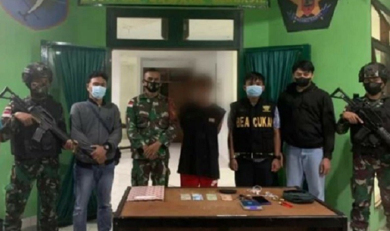 Satgas Pamtas Sergap Pemuda Malaysia di Titik Nol Perbatasan, Ditemukan Sabu dalam Saku