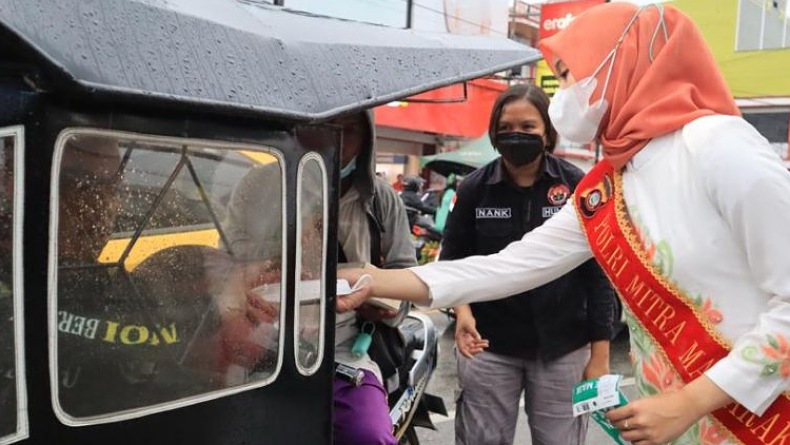 Polwan Cantik dari Polres Gorontalo Ini Bagikan Takjil dan Masker Gratis