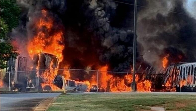 Pesawat Kecil Tabrak Pabrik Makanan, Tak Ada Penumpang Selamat