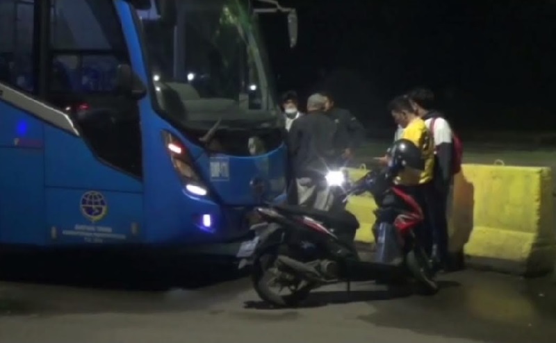 Dua Pemotor Tabrakan di Kelapa Gading, 1 Motor Masuk Kolong Bus
