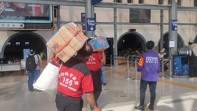 Mudik Dibolehkan Lagi, Porter Stasiun Pasar Senen Bisa Kembali Bekerja dan Bertemu Rekan Seprofesi