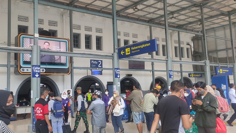 Pemudik Mulai Padati Stasiun Pasar Senen, Masih Banyak yang Ikuti Tes Antigen