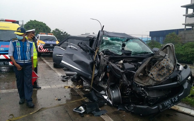 Mobil Tabrak Truk Berhenti di Bahu Tol JORR, 3 Orang Luka Berat