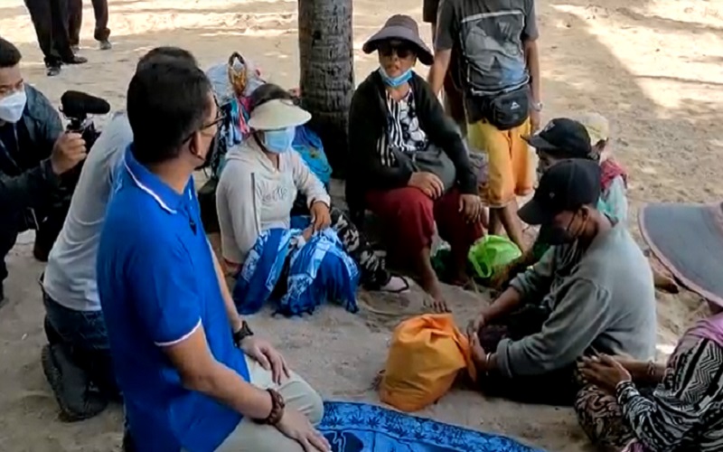 Viral Bule Australia Keluhkan Pedagang Asongan, Sandi Langsung Blusukan ke Pantai Kuta
