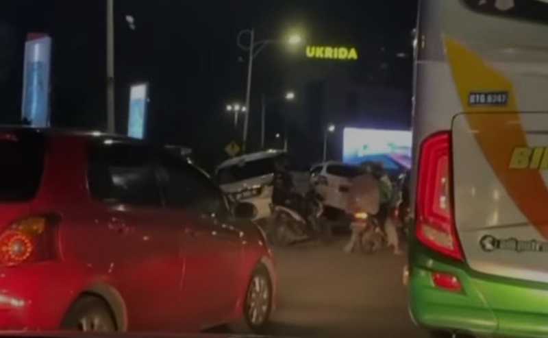 Hindari Kendaraan Lain, 2 Mobil Tabrakan di Grogol Petamburan