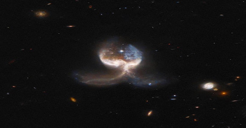 Hubble Abadikan Penggabungan Galaksi, Begini Penampakannya 