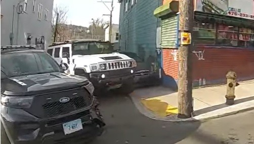 Ngamuk, Perempuan Seksi Ini Tabrak 8 Mobil Polisi, 41 Kendaraan dan Mencederai 7 Petugas