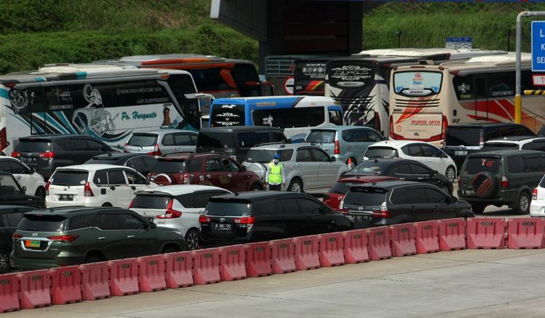  Ratusan Kendaraan Pemudik Mulai Padati Gerbang Tol Kalikangkung Semarang