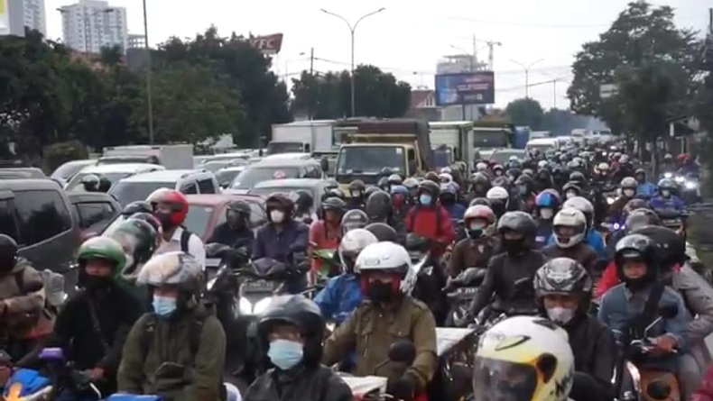 H-7 Lebaran 2022, Ribuan Pemudik Mulai Padati Jalur Arteri Kota Bandung