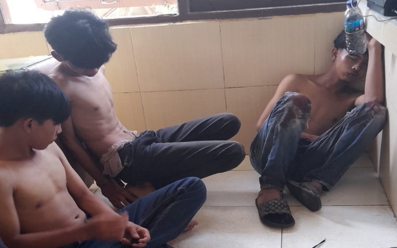 Tepergok Curi Hanphone, 3 Pria Palembang Babak Belur dan Motor Dibakar Massa