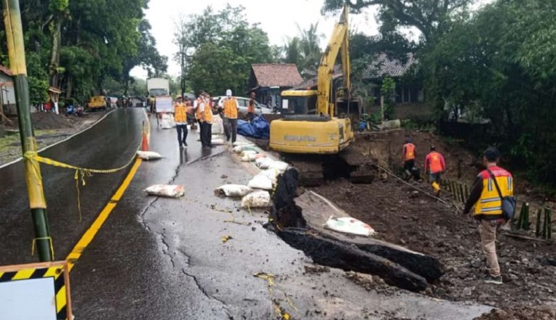 Jalan Nasional di Tomo Sumedang Ambles, Kendaraan Sumbu 3 Dialihkan