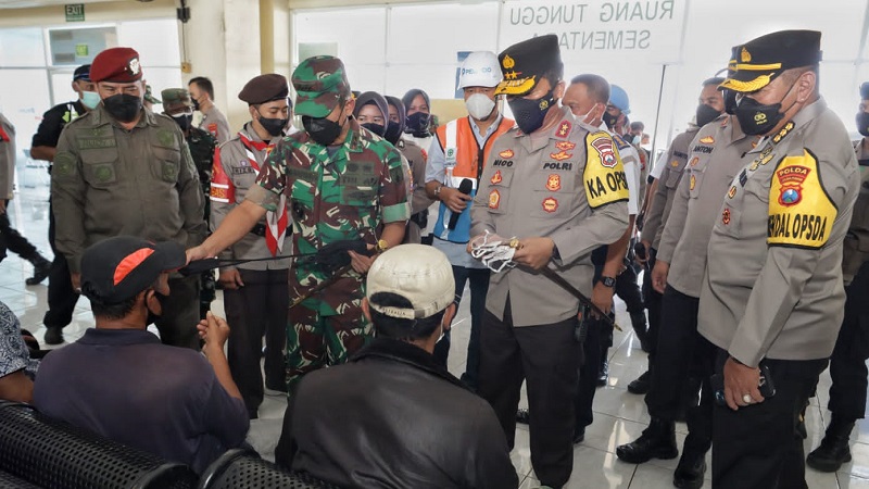 Cek Kesiapan Pos Mudik di Pasar Turi dan Tanjung Perak, Ini Pesan Kapolda Jatim 