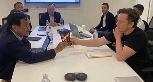 Bikin Heboh! Bertemu Elon Musk di Markas Tesla, Luhut Tawarkan Kopiko