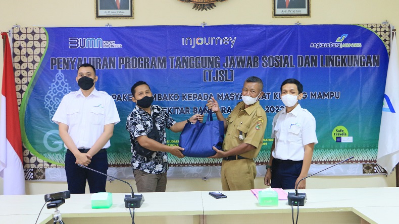 Bandara Adi Soemarmo Solo Salurkan Ratusan Paket Sembako ke Warga