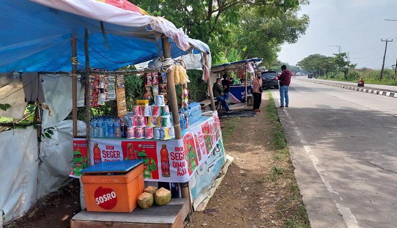 Warung Dadakan Menjamur di Jalur Mudik Arteri Karawang, Manfaatkan Pemudik Melintas