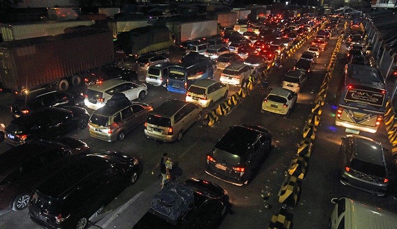 Geram dengan Antrean Panjang di Pelabuhan Merak, Pemudik Turun Tangan Urai Kemacetan