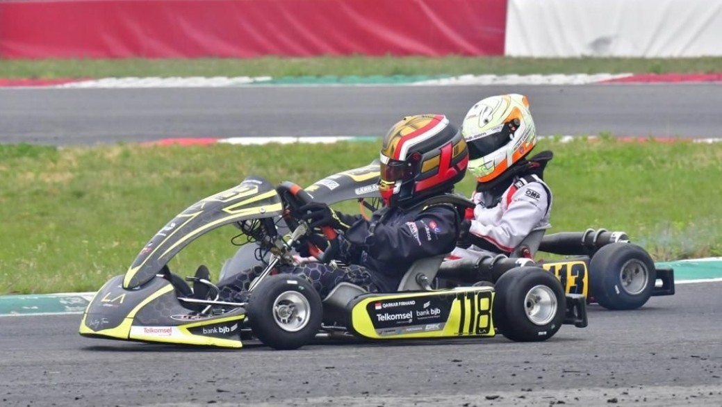 Gunakan Mobil Gokart, Pembalap Muda Indonesia Ini Unjuk Gigi di Italia