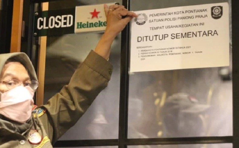 Nekat Buka saat Ramadan, Bar di Pontianak Disegel Satpol PP