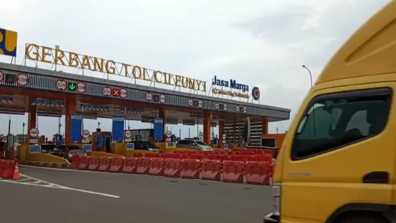 Volume Kendaraan Pemudik di Exit Tol Cileunyi Naik, Jalur Selatan Ramai Lancar