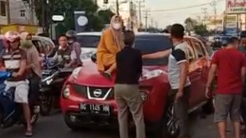 Viral Video Ibu-Ibu Naik ke Kap Mobil, Begini Kata Kapolres Lubuklinggau