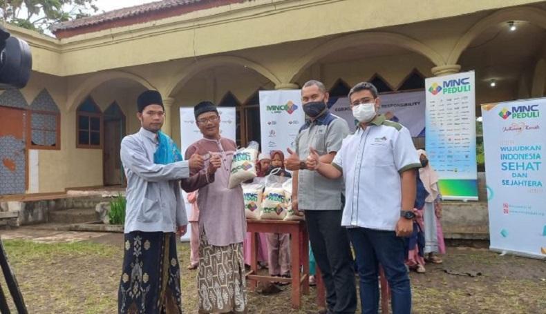 Pengasuh Pesantren Asmauk Husna: Kami Senang Dapat Bantuan Paket Beras dari MNC Land dan MNC Peduli