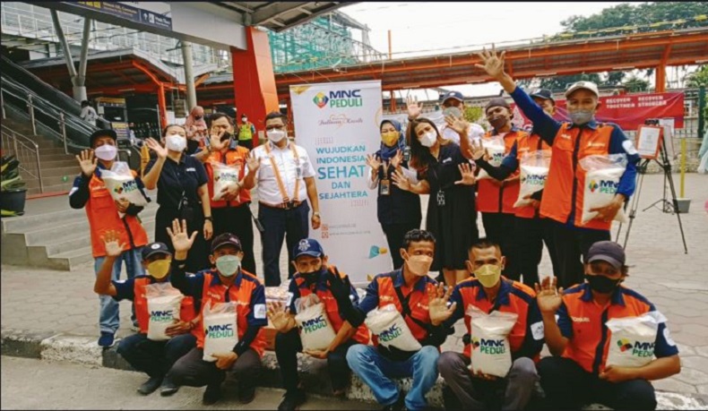 MNC Peduli Salurkan Bantuan Beras untuk Porter Stasiun Bekasi