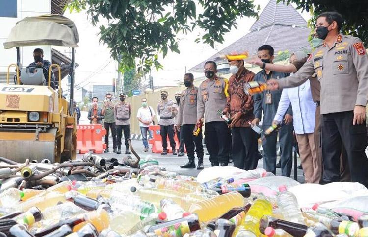 Polda DIY Musnahkan Ribuan Botol Miras Hasil Operasi Pekat