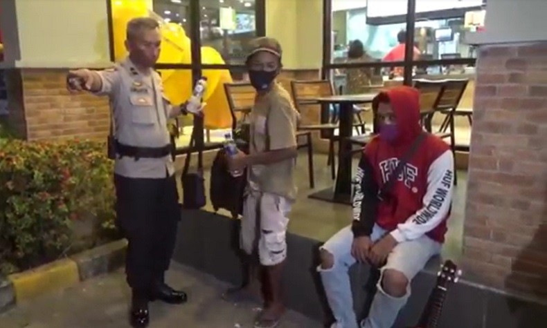Pengamen di Denpasar Diamankan Polisi, Dari Tasnya Ditemukan Uang Rp7 Juta