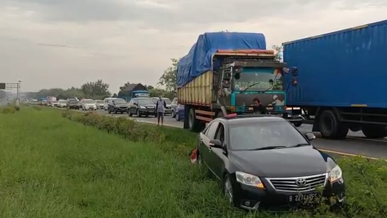 Diduga Sopir Mengantuk, Mobil Sedan Pemudik Oleng di Tol Palikanci Cirebon