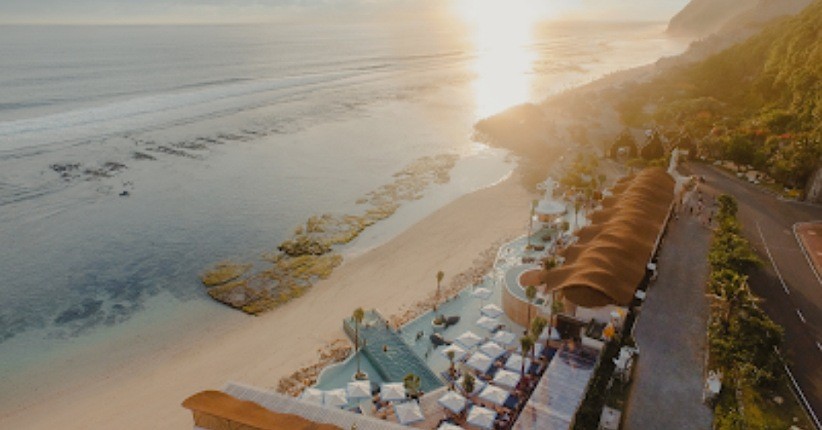 Ide Liburan di Bali Menikmati Sunset Pool Party yang Eksotis